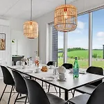 펜션 4 Bedroom Awesome In