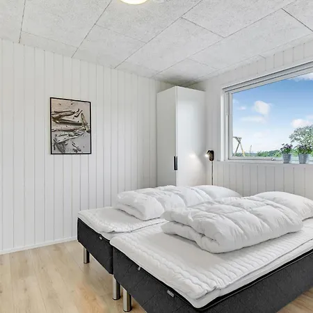4 Bedroom Awesome In Dom wakacyjny *